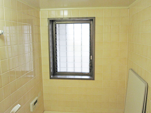浴室壁のタイル形状シート施工前