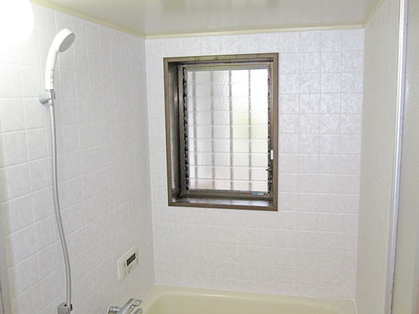 浴室壁のタイル形状シート施工後