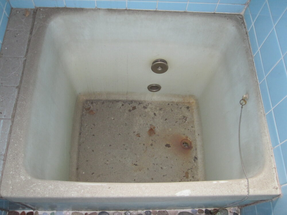 浴槽内に多数の傷および劣化や変色
