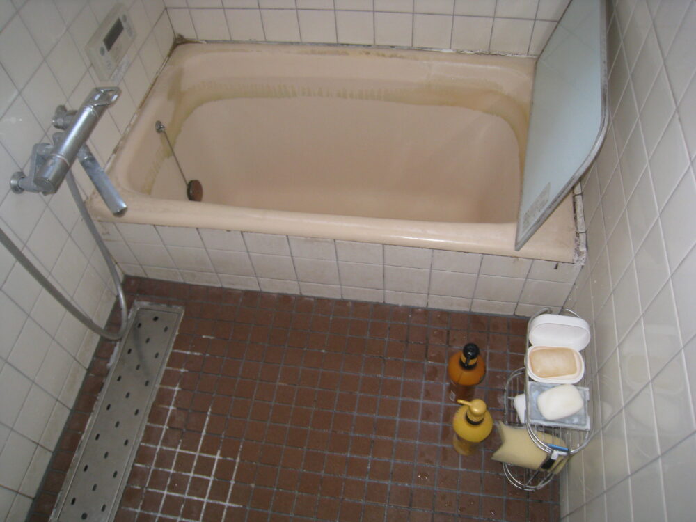 兵庫の天井、壁パネル施工及びホーロー浴槽塗装と床はバスナリアルデザイン施工前