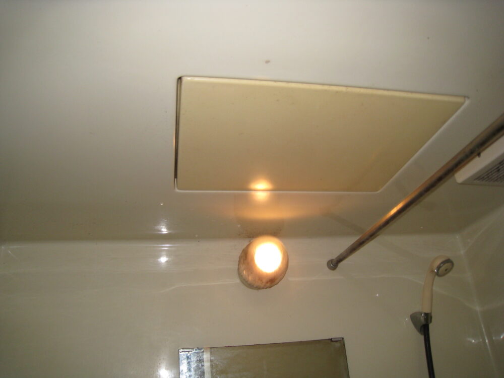 兵庫の3点式浴室フル塗装工事（天井）施工前