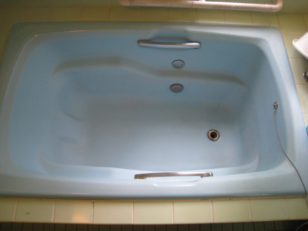 大阪府岸和田市のホーロー浴槽塗装工事施工前