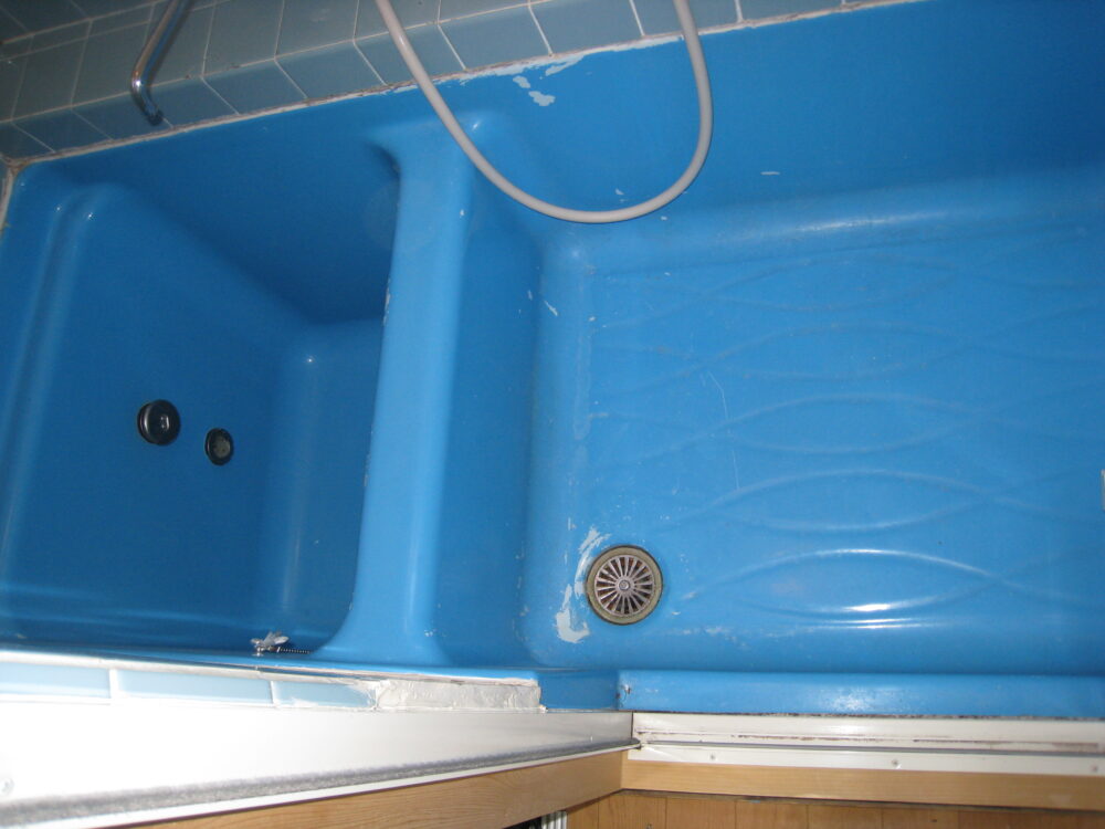大阪のハーフ塗装（浴槽、腰下壁、床はバスナリアルデザイン）施工前