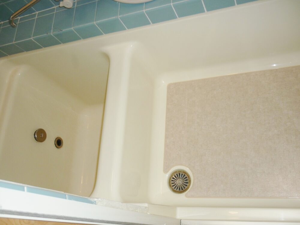 大阪のハーフ塗装（浴槽、腰下壁、床はバスナリアルデザイン）施工後