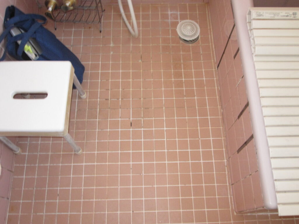 在来浴室のタイルの床は冬冷たく、目地に汚れも発生する