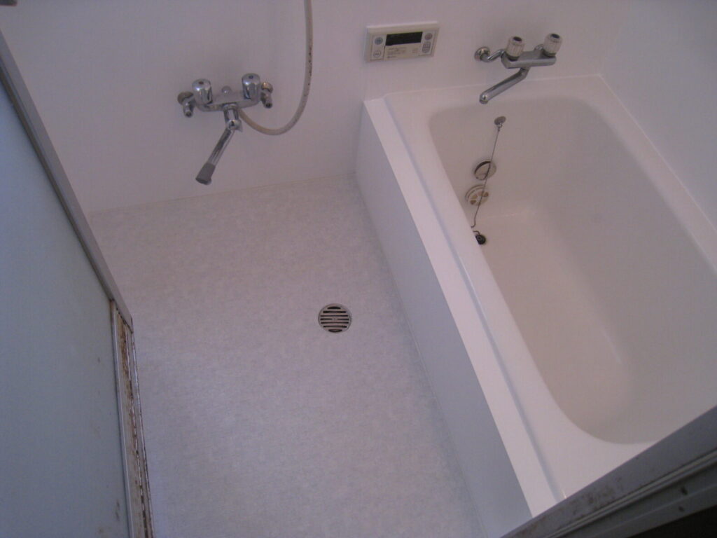浴室天井、浴室壁パネル施工、ホーロー浴槽塗装、床バスナリアルデザイン貼り込み工事　施工後
