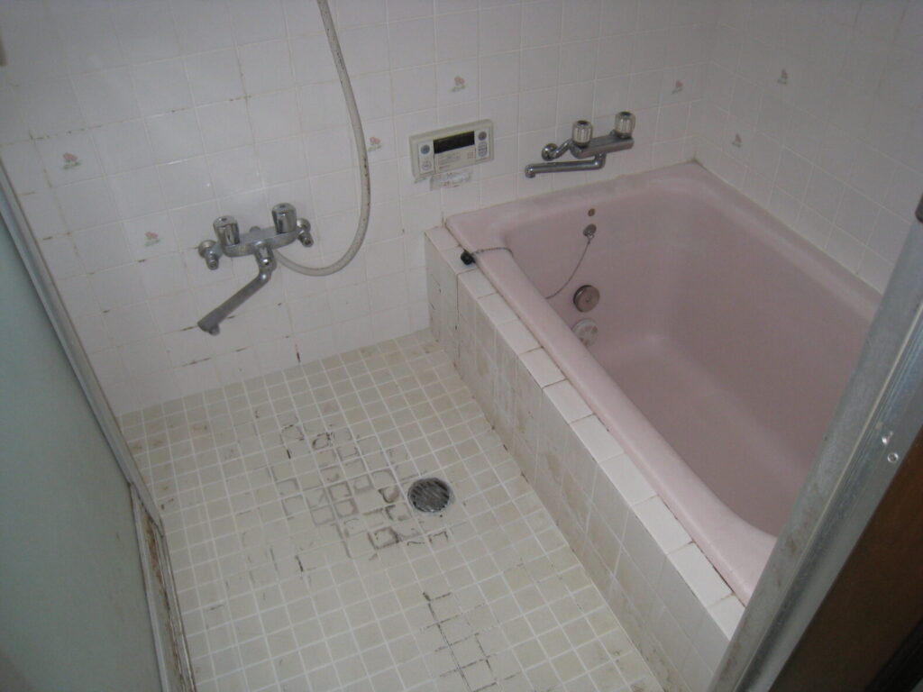 浴室天井、浴室壁パネル施工、ホーロー浴槽塗装、床バスナリアルデザイン貼り込み工事　施工前