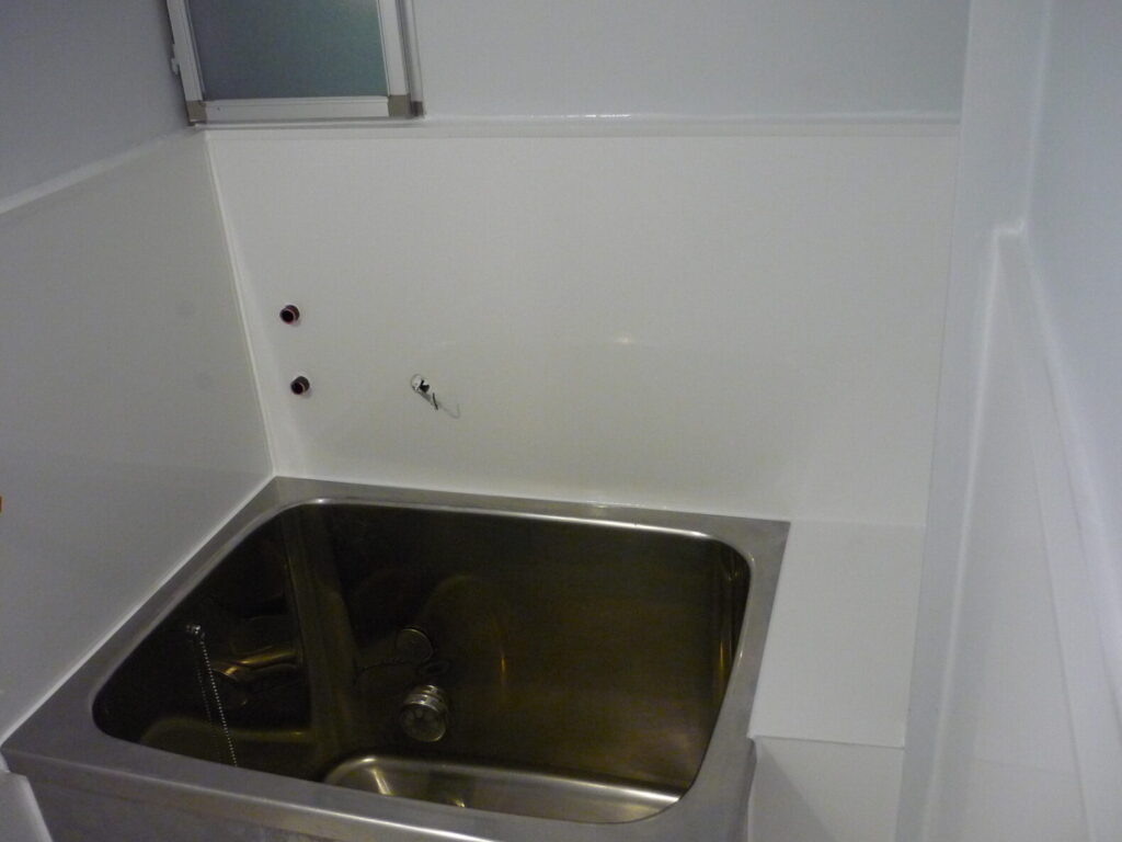 浴室壁・腰下（タイル部）パネル施工及び床バスナリアルデザイン貼込 施工後