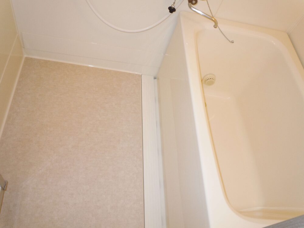 フル塗装(天井、壁/巾木補修後塗装、浴槽)床バスナリアルデザイン貼込工事(大阪市港区)